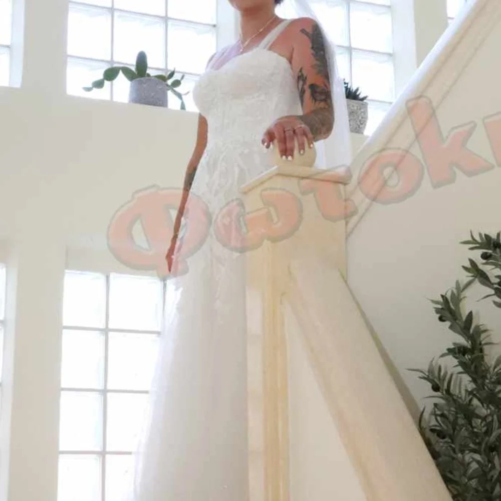 Elegant Lace Wedding Dress with Veil - Picture 4 of 7